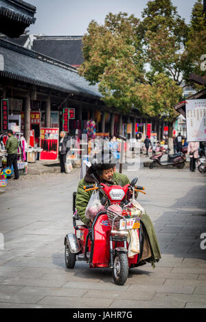 Uomo in motocicletta disabili al bazar vicino al tempio di mistero, Suzhou, provincia dello Jiangsu, Cina Foto Stock