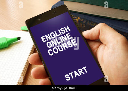 Mano con smartphone e corso online di inglese. Foto Stock