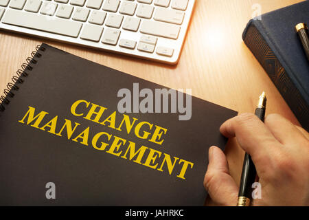Prenota con change management su un tavolo. Foto Stock
