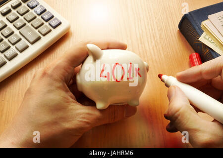Salvadanaio con word 401k. Piano di pensionamento concetto. Foto Stock