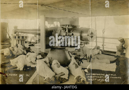 Antique c1910 fotografia, marinai sonno sotto la pistola lungo di un US Navy corazzata: 'appena prima della battaglia, Sweetheart penso la maggior parte di voi." Fonte: originale stampa fotografica. Foto Stock