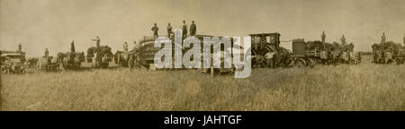 Antique c1910 fotografia, attrezzature agricole in Minnesota, USA, con Minneapolis-marchio, apparato trebbiante. Fonte: originale stampa fotografica. Foto Stock