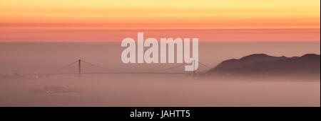 Fumoso tramonto sul Golden Gate Bridge di San Francisco. Foto Stock