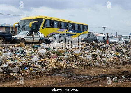 La Nigeria, stato di Oyo, Ibadan, autostrada Lagos - Ibadan, il traffico pesante con il carrello, garbage dumping lungo la strada Foto Stock
