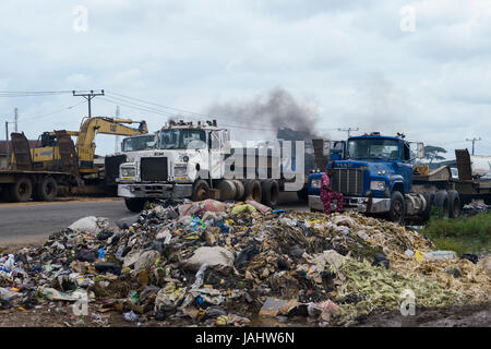 La Nigeria, stato di Oyo, Ibadan, autostrada Lagos - Ibadan, il traffico pesante con il carrello, garbage dumping lungo la strada Foto Stock
