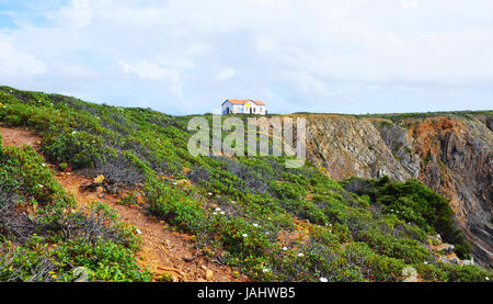 Percorso appartato nel cielo, costa ovest di Algarve, Portogallo in primavera Foto Stock