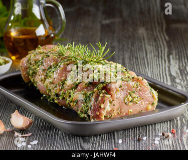 Materie lombo di maiale con spezie nel vassoio da forno. Foto Stock