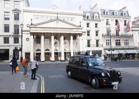 Londra, Regno Unito, 6 maggio 2017: taxi davanti al Theatre Royal haymarket di Londra Foto Stock