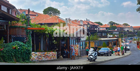 Nesebar, Bulgaria - 30 agosto 2013: Stazione balneare e antiche città vecchia Nesebar in Bulgaria. Il litorale bulgaro del Mar Nero. Scatto panoramico. Foto Stock