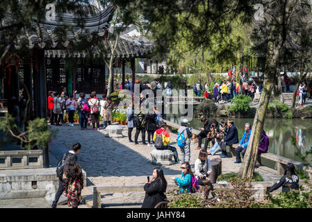 La folla di turisti cinesi in umile Administrator's Garden, Suzhou, provincia dello Jiangsu, Cina Foto Stock