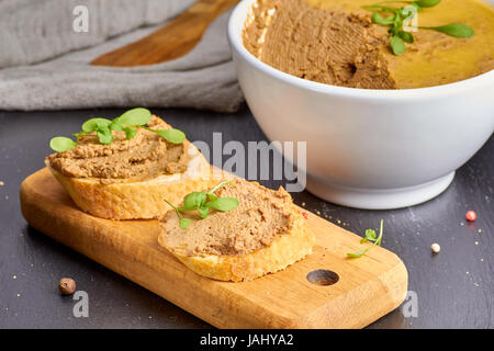 Pezzi di baguette con pollo il patè di fegato Foto Stock