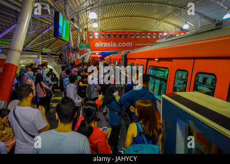 Kuala Lumpur, Malesia - 9 Marzo 2017: molto affollata stazione ferroviaria della città, con la folla dei pendolari in attesa del loro treno. Foto Stock