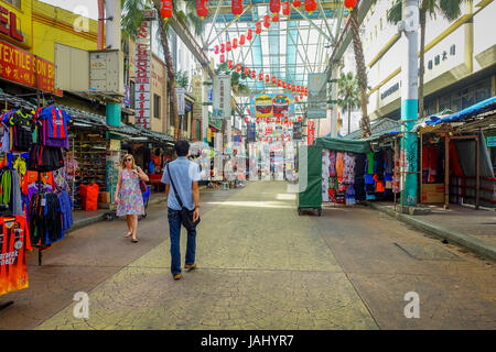 Kuala Lumpur, Malesia - 9 Marzo 2017: Petaling street market, nel cuore di Chinatown della città è una famosa zona per lo shopping e il turismo. Foto Stock