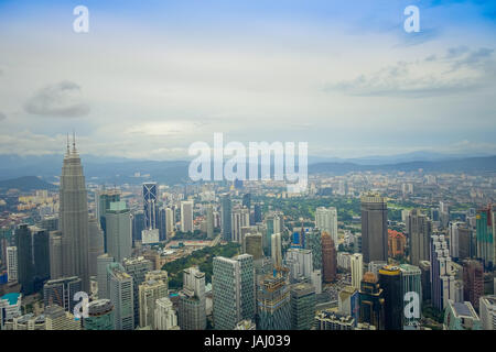 Bellissima vista di Kuala Lumpur dal Menara Kuala Lumpur Tower, un commmunication tower e il punto panoramico più alto della città che è aperta al pubblico Foto Stock