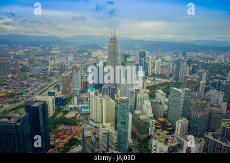 Bellissima vista di Kuala Lumpur dal Menara Kuala Lumpur Tower, un commmunication tower e il punto panoramico più alto della città che è aperta al pubblico Foto Stock