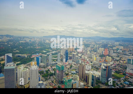 Bellissima vista di Kuala Lumpur dal Menara Kuala Lumpur Tower, un commmunication tower e il punto panoramico più alto della città che è aperta al pubblico Foto Stock