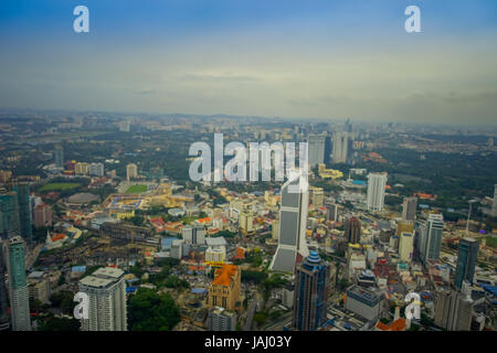 Bellissima vista di Kuala Lumpur dal Menara Kuala Lumpur Tower, un commmunication tower e il punto panoramico più alto della città che è aperta al pubblico Foto Stock