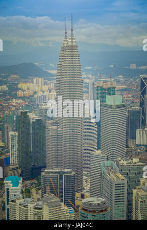 Bellissima vista di Kuala Lumpur dal Menara Kuala Lumpur Tower, un commmunication tower e il punto panoramico più alto della città che è aperta al pubblico Foto Stock