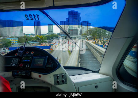 Kuala Lumpur, Malesia - 9 Marzo 2017: Il KL monorotaia è un breve ed elevato livello di sistema monorail che il collegamento di destinazioni entro il centro della città lungo 11 stazioni e 8.6 km. Foto Stock