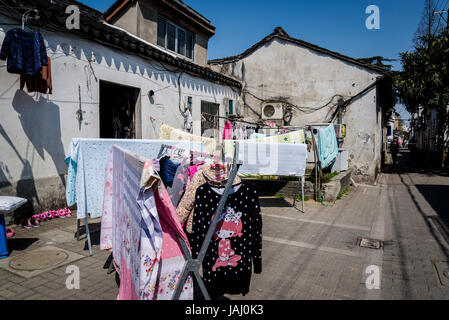 Lavaggio e asciugatura al di fuori in strada, Pingjiang Road, antico quartiere, Suzhou, provincia dello Jiangsu, Cina Foto Stock