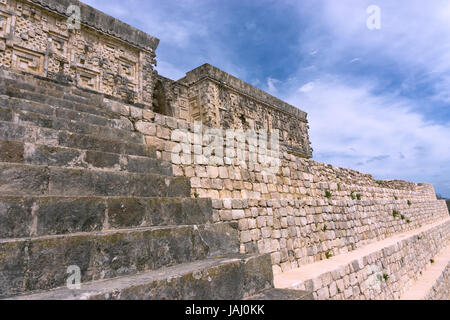 Rovine noto come il Palazzo dei Governatori nelle antiche rovine maya di Uxmal in Messico Foto Stock