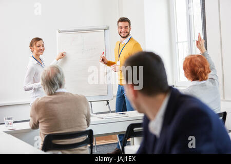 Il team di consulenza per la lezione dà la presentazione al seminario di business Foto Stock