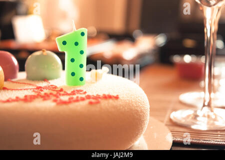 Felice torta di compleanno per bambini parte decorata con una candela e il dolce di palloncini in onore del primo compleanno anniversario come buon compleanno backgrou Foto Stock