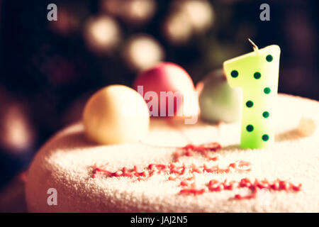 Felice torta di compleanno per bambini parte decorata con una candela e il dolce di palloncini in onore del primo compleanno anniversario come buon compleanno backgrou Foto Stock