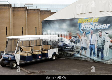 Beaulieu, Hampshire, Regno Unito - 29 Maggio 2017: Grande carrello da golf buggy o parcheggiata fuori il mondo di Top Gear mostra presso il National Motor Museum Foto Stock