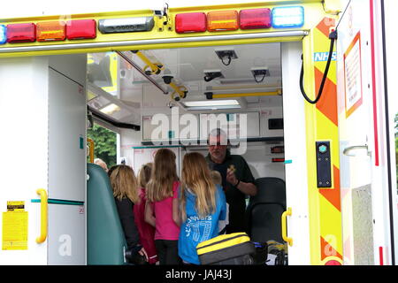 Beaulieu, Hampshire, Regno Unito - 29 Maggio 2017: personale paramedico in un ambulanza rivolgendosi ai visitatori del 2017 999 mostra presso il National Motor Museum Foto Stock