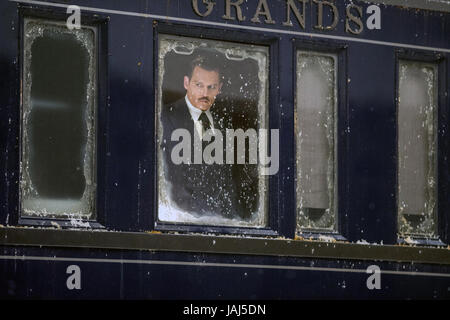 Assassinio sull'Orient Express è un imminente mistero americano film diretto da Kenneth Branagh. La sceneggiatura di Michael Green è basato sul romanzo 1934 dello stesso nome di Agatha Christie. Il film stelle Branagh, Tom Bateman, Lucy Boynton, Olivia Colman, Penélope Cruz, Willem Dafoe, Judi Dench, Johnny Depp, Michelle Pfeiffer, Sergei Polunin e Daisy Ridley. Questa fotografia è per il solo uso editoriale ed è il copyright del film company e/o il fotografo assegnato dal film o società di produzione e può essere riprodotto solo da pubblicazioni in concomitanza con la promozione di un Foto Stock