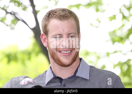 NFL Draft - Giorno 1 presso il Ben Franklin Parkway offre: Carson Wentz (Philadelphia Eagles Quarterback) dove: Philadelphia, Pennsylvania, Stati Uniti quando: 28 Apr 2017 Credit: W.Wade/WENN Foto Stock