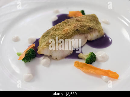 Creative raffinato bianco piatto di pesce fritto in erbe aromatiche Foto Stock