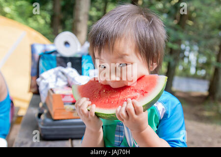 Ragazzo mangiare anguria Foto Stock