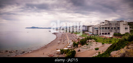 Alberghi sulla spiaggia, Baia di Kalithea, Rodi, Grecia Foto Stock