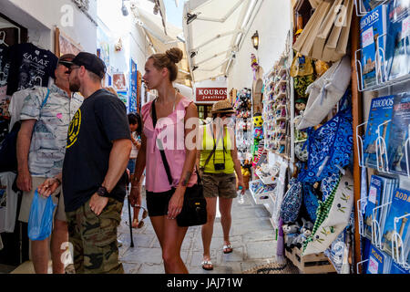 I turisti lo shopping per souvenir nel villaggio di Lindos, Rodi, Grecia Foto Stock