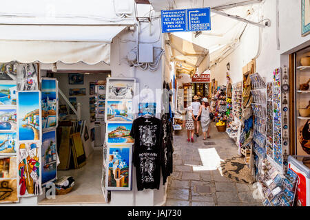 I turisti lo shopping per souvenir nella città di Lindos, Rodi, Grecia Foto Stock