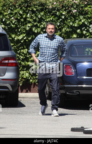 Ben Affleck che arrivano in ritardo di un'ora per soddisfare la sua ex moglie Jennifer Garner e i loro figli alla Chiesa nel Pacific Palisades quartiere di Los Angeles, California. Dotato di: Ben Affleck dove: Los Angeles, Calfornia, Stati Uniti quando: 30 Apr 2017 Credit: WENN.com Foto Stock