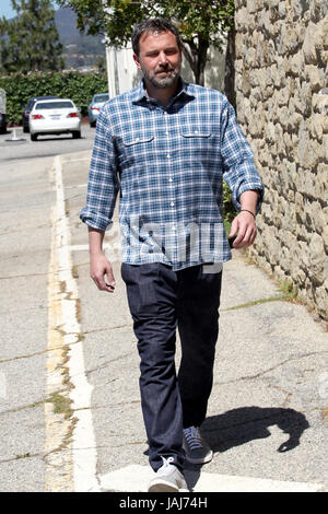 Ben Affleck che arrivano in ritardo di un'ora per soddisfare la sua ex moglie Jennifer Garner e i loro figli alla Chiesa nel Pacific Palisades quartiere di Los Angeles, California. Dotato di: Ben Affleck dove: Los Angeles, Calfornia, Stati Uniti quando: 30 Apr 2017 Credit: WENN.com Foto Stock