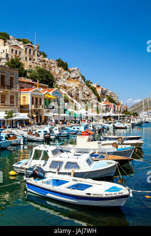 Coloratissime barche di pescatori, il porto, Symi Island, Dodecaneso, Grecia Foto Stock