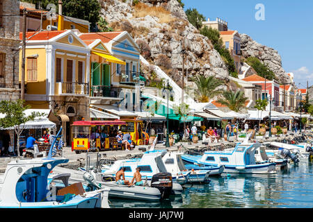 Coloratissime barche di pescatori, il porto, Symi Island, Dodecaneso, Grecia Foto Stock