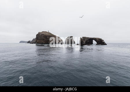 Anacapa Island con acqua calma e nuvole al Parco Nazionale delle Isole del Canale nella California Meridionale. Foto Stock