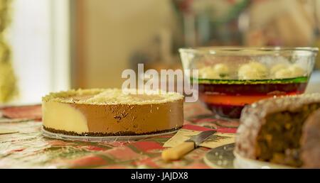 In casa la tariffa di Natale dessert cheesecake con marmellata e torta Foto Stock