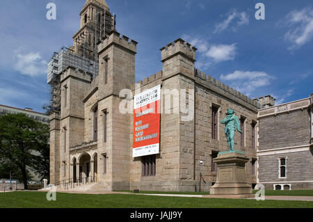 Una statua di Nathan Hale davanti al Wadsworth Antenium (museo d'arte) nel centro di Hartford, Connecticut, Stati Uniti d'America Foto Stock