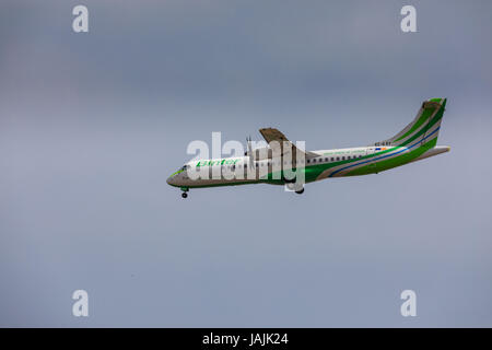 ARECIFE, Spagna - Aprile 16 2017: ATR 72 di Binter con la registrazione CE-KRY in atterraggio a Lanzarote Airport Foto Stock