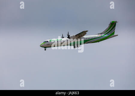 ARECIFE, Spagna - Aprile 16 2017: ATR 72 di Binter con la registrazione CE-MMM in atterraggio a Lanzarote Airport Foto Stock