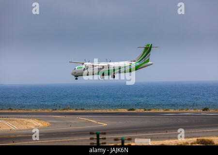ARECIFE, Spagna - Aprile 16 2017: ATR 72 di Binter con la registrazione CE-MMM in atterraggio a Lanzarote Airport Foto Stock
