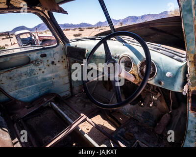 SOLITAIRE, NAMIBIA - Giugno 18, 2016: Old Ford auto rottamata sinistra in solitario sul deserto del Namib, Namibia. Foto Stock