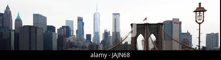 Brooklyn Bridge and One World Trade Center and Skyline of New York City Foto Stock