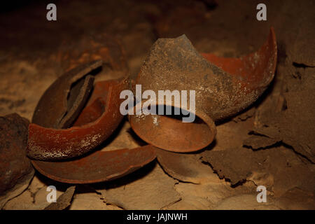 Belize,Actun Tunichil Muknal,pit,Maya,Xibalba,offrendo,TONO,cocci alcuna proprietà di rilascio, Foto Stock